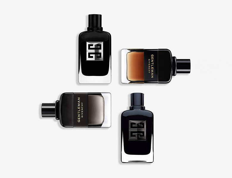 Her ses fire Givenchy parfumer, alle i mørke farver, liggende på en lysegrå baggrund. 