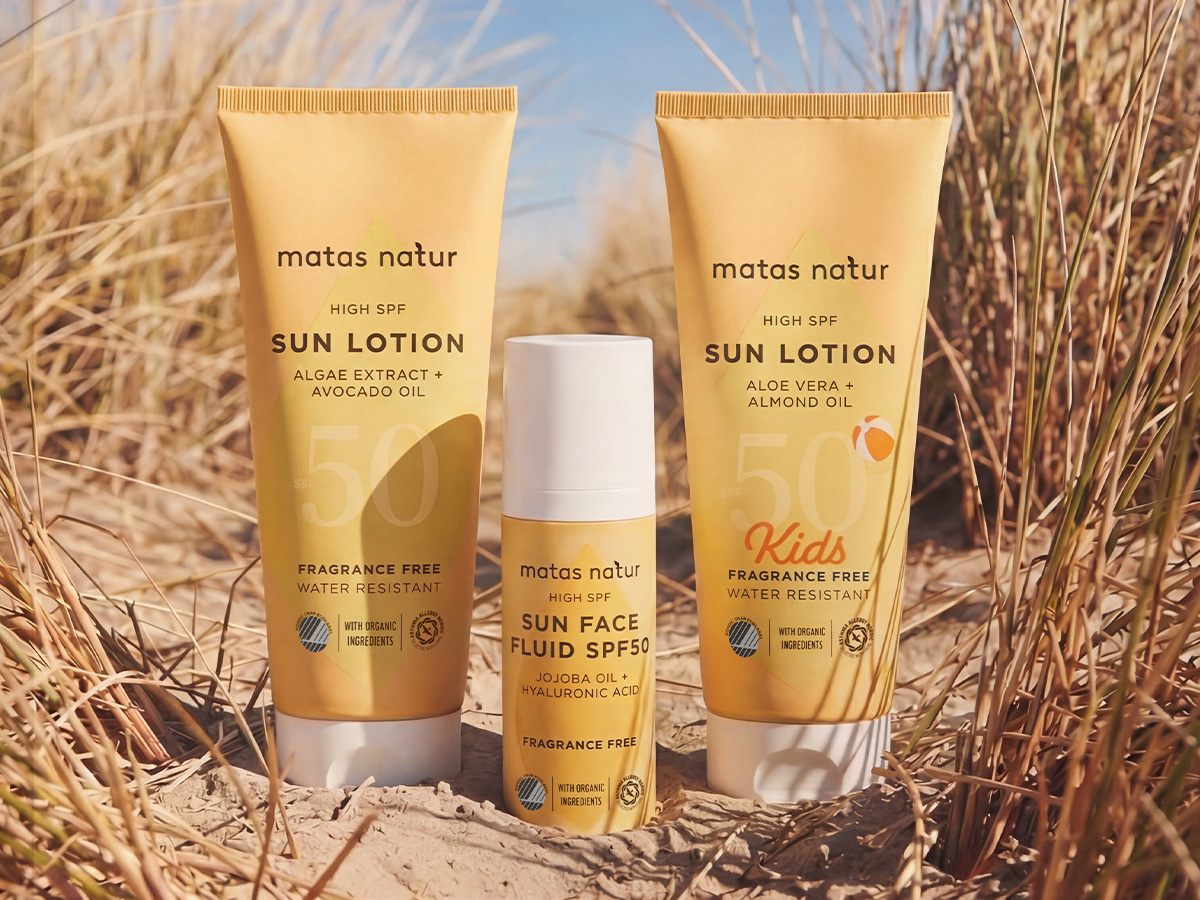 Her ses Matas Natur solprodukter med SPF 50 placeret i sand mellem marehalm.