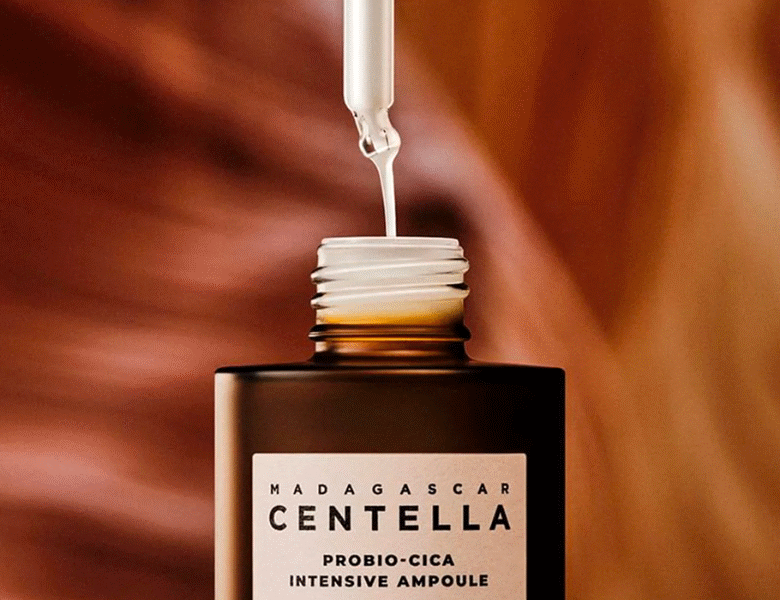 Her ses et åbent brunt Skin1004 produkt. Baggrunden er også brun. 