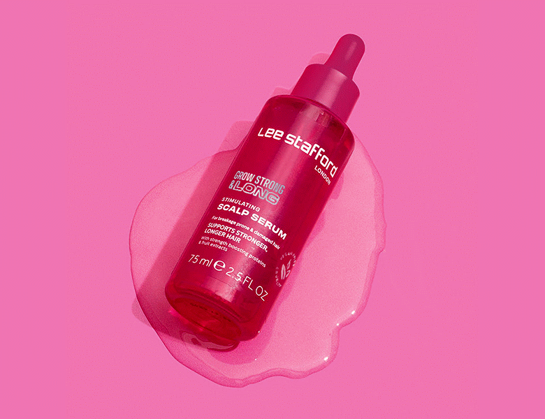 Her ses en pink baggrund med et pink produkt i midten. Produktets indpakning ligger i selve produktet. 