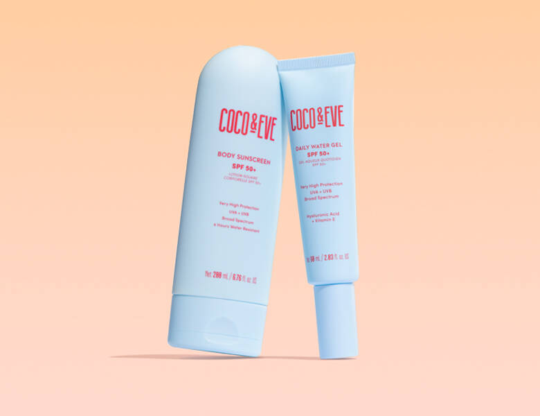 Her ses en laksefarvet baggrund med to lyseblå Coco & Eve produkter på. 