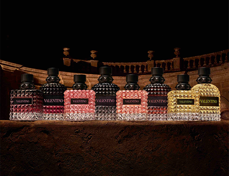 Her ses en masse Valentino parfumer på en mørk baggrund. 