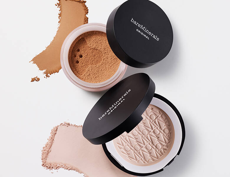 Her ses et beige bareMinerals pudder på en hvid baggrund. 