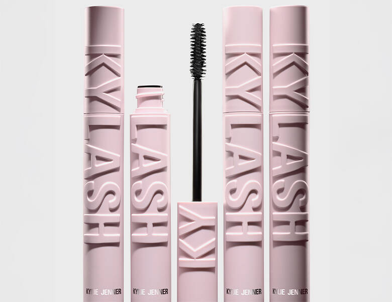 Her ses en hvid baggrund med flere lyserøde mascaraer. 