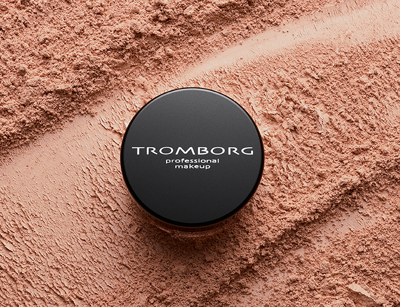 Her ses en grå baggrund med flere makeup-blyanter.