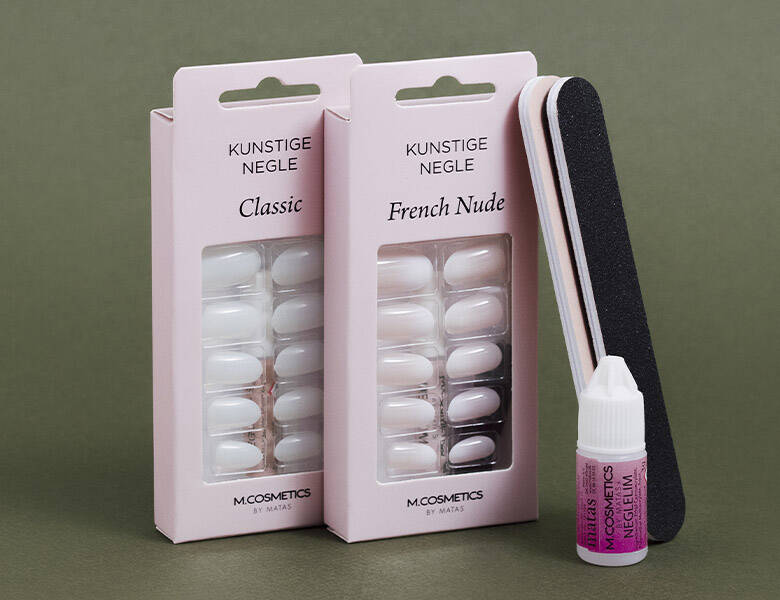 Her ses nogle M.Cosmetics produkter til neglene. Produkterne har alle lyserøde farver i sig og baggrunden er en mørke grøn-grålig farve.