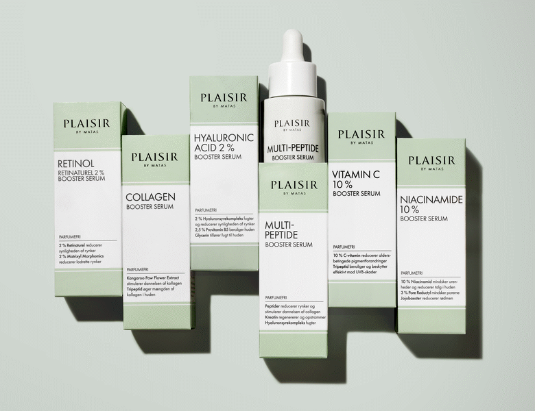 Her ses en meget lys og sart grøn baggrund med flere hvide og grønne produkter i deres indpakning.