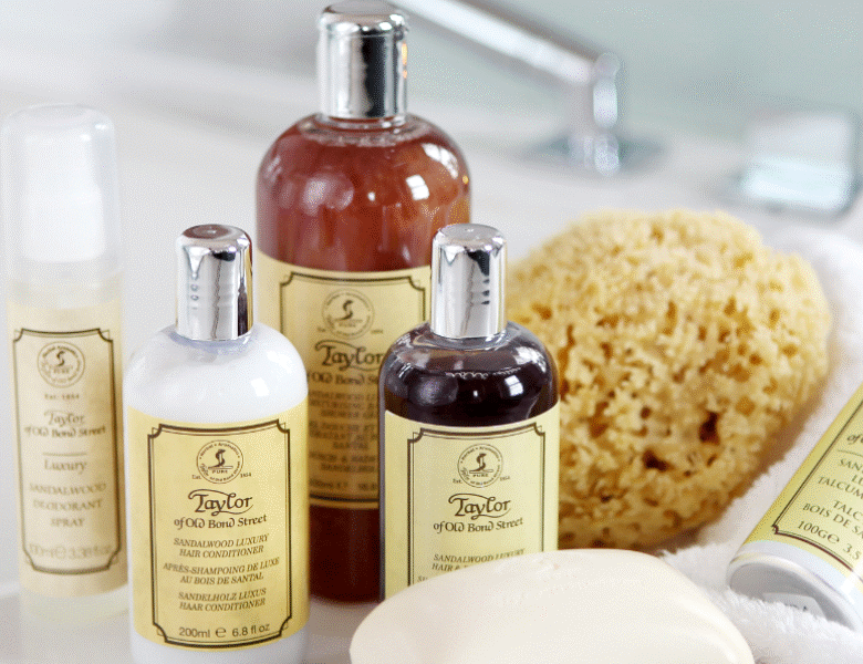 Her ses forskellige produkter fra Taylor of Old Bond Street. Baggrunden er et badeværelse. 
