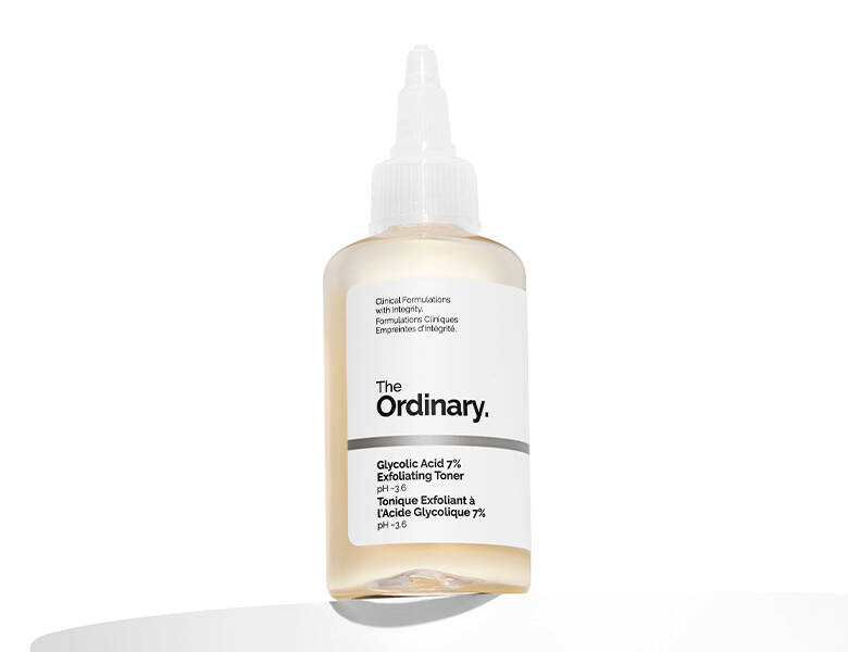 Her ses en hvid baggrund med et enkelt gulligt produkt. 