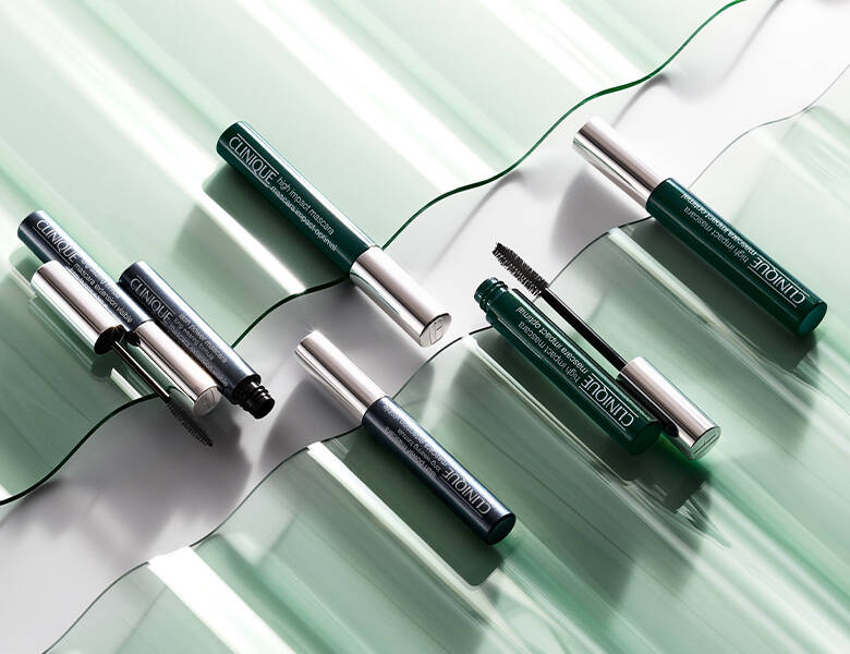 Her ses flere Clinique Mascaraer på en hvid og grøn baggrund. 