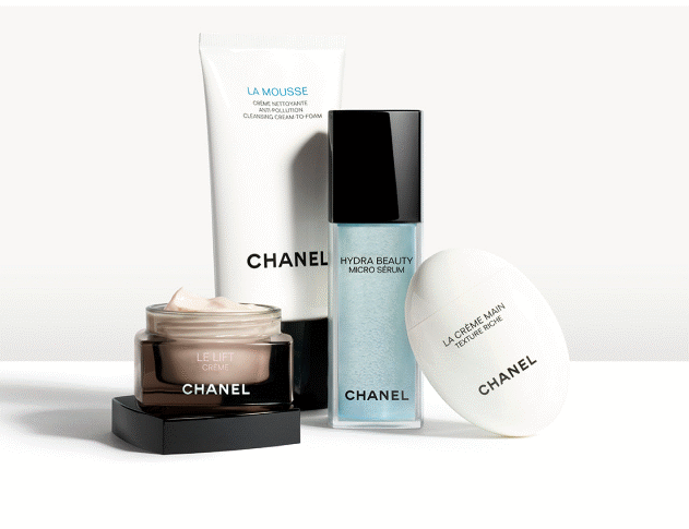 Her ses et billede med flere hudplejeprodukter fra Chanel placeret samlet mod en lys baggrund. På produkterne står blandt andet “CHANEL”, “HYDRA BEAUTY MICRO SERUM”, “LA MOUSSE” og “LE LIFT CRÈME”. Produkterne inkluderer en rens, et serum, en creme og en håndcreme.