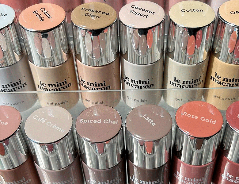 Her ses en masse forskellige Le Mini Macaron gel neglelakker oppefra. 