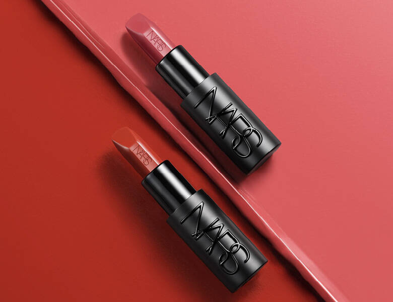 Her ses en rød baggrund med to forskellige Nras læbestifter. 