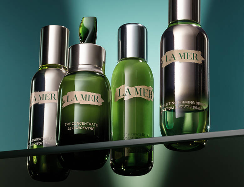 Her ses fire serummer i grønne farver på en mørk baggrund. 