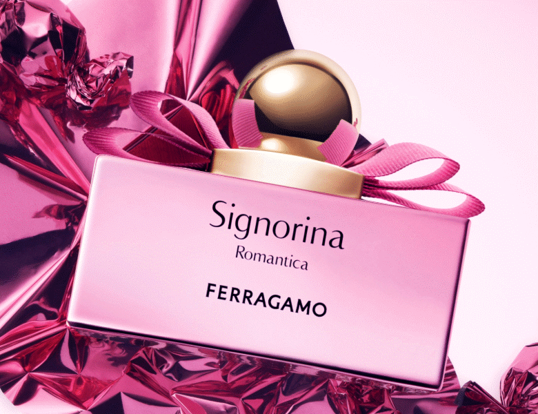 Her ses en pink baggrund med en pink Ferragamo parfume; "Signorina Romantica".