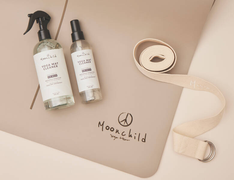 Her ses træningsudstyr i neutrale farver.