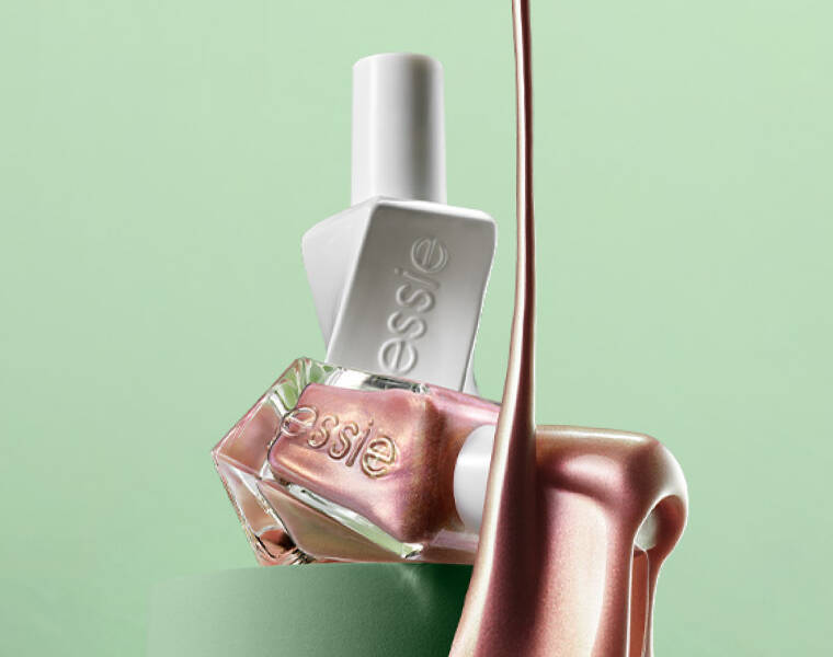 Her ses en grøn baggrund med en essie gel couture top coat og lak.