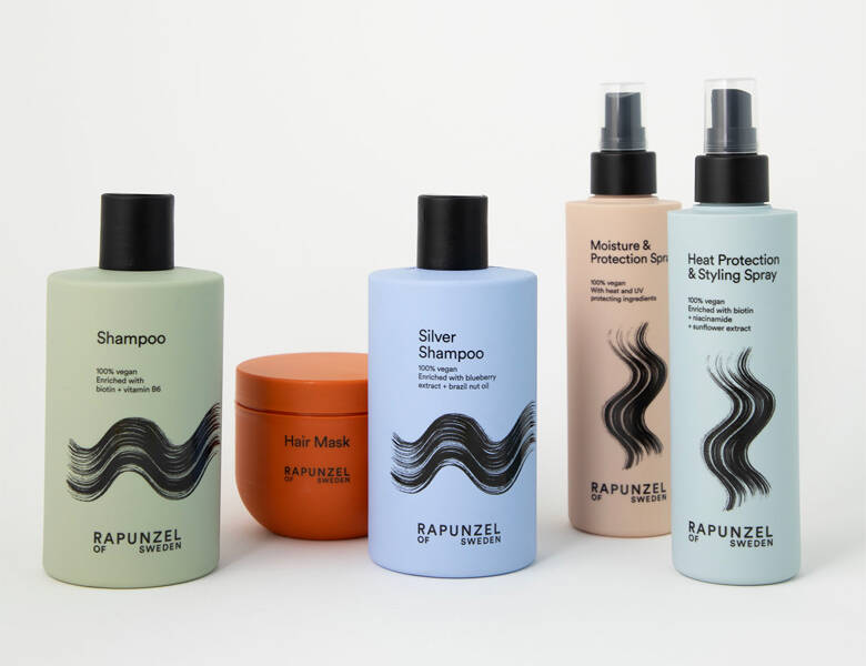 Her ses fem forskellige produkter til håret fra Rapunzel of Sweden. De har alle forskellige farver og er på en hvid baggrund. 
