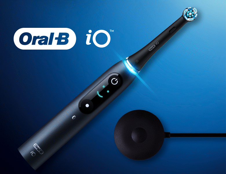Her ses en mørkeblå baggrund med en sort iO tandbørste. 