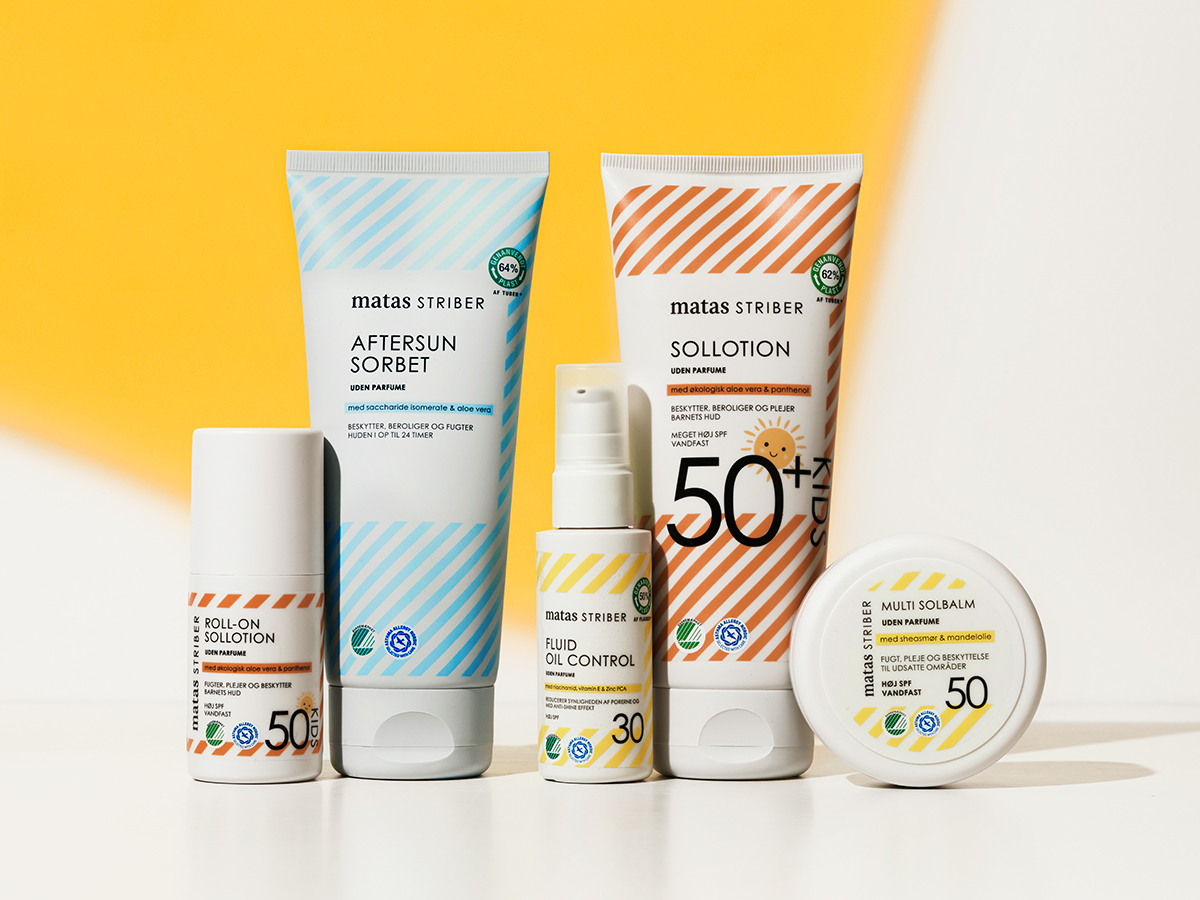 Her ses Matas Striber solprodukter og aftersun i hvid emballage med gule, blå og orange detaljer på en gul baggrund.