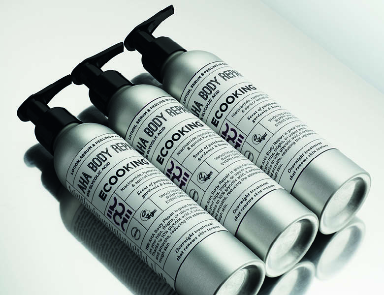 Her ses en lys baggrund med tre af det samme sølv produkt fra Ecooking. 