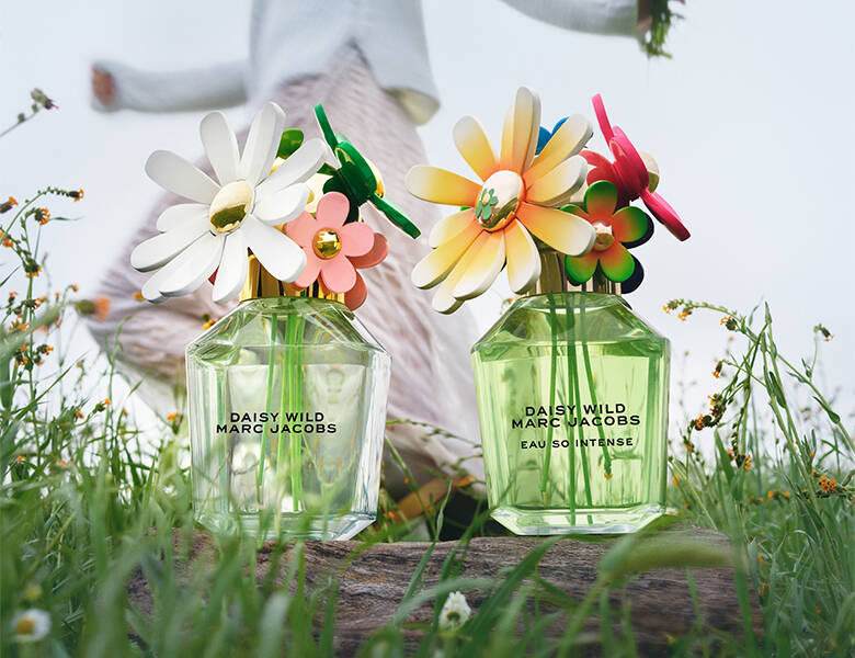 Her ses to lysegrønne parfumer på en græsplæne. 