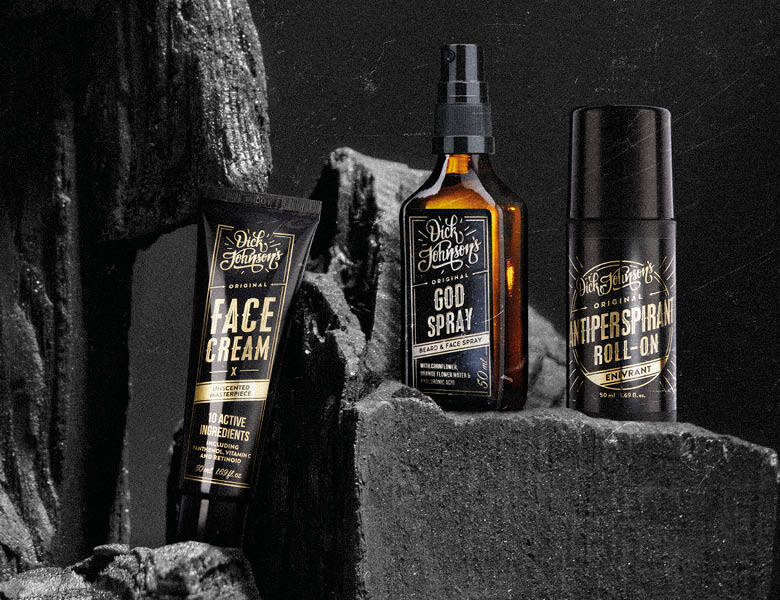 Her ses en mørk grotte med tre mørke Dick Johnson produkter til huden. 