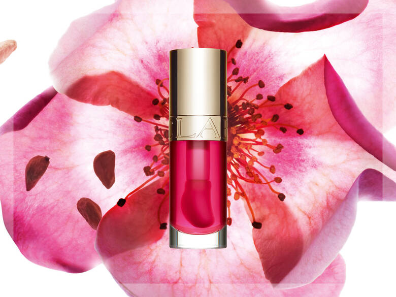 Her ses en lyserød blomst med et lyserødt læbeprodukt i midten. 