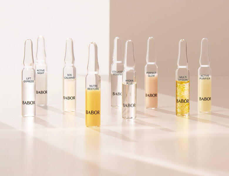 Her ses en masse mindre olielignende produkter fra Babor. Væskerne er i glasflasker og baggrunden er lys. 