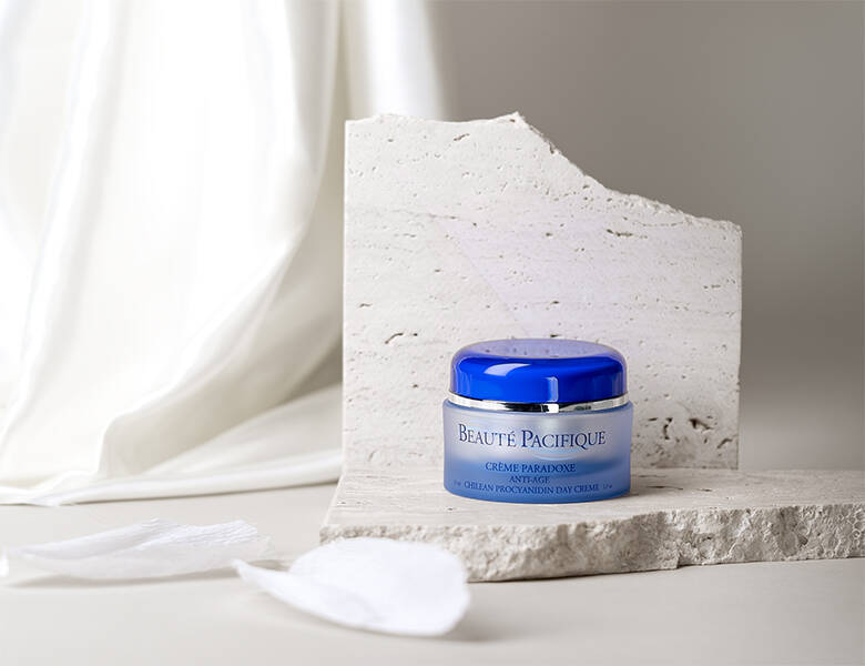 Her ses et blåt produkt, som står op ad en hvid sten. 