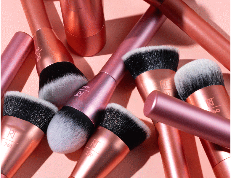 Her ses en bunke er større Real Techniques børster i lyserøde og orange farver. 