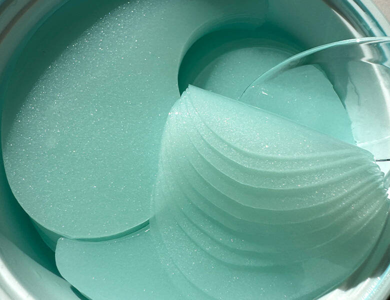 Her ses nogle blå-grønne eye patches fra Xlash.