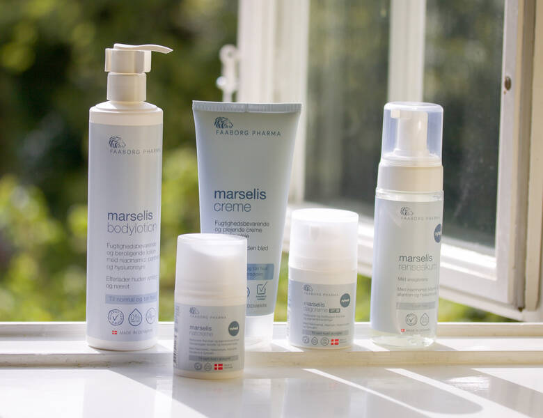 Her ses fem Faaborg Pharma produkter som står i en åben vinduskarm, hvor solen skinner ind. 