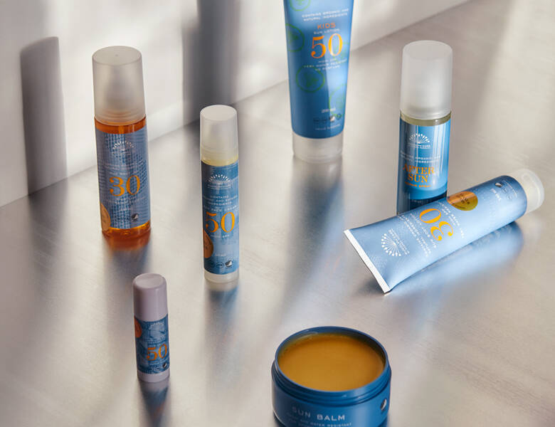 Her ses flere blå produkter på en sølv overflade. 