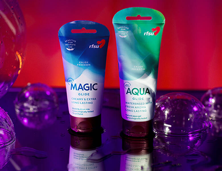 Her ses en rød og lilla baggrund med to produkter - et blåt og et grønt.