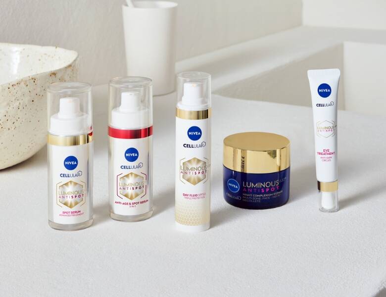 Her ses fem Nivea produkter på et hvidt badeværelsesbord. 