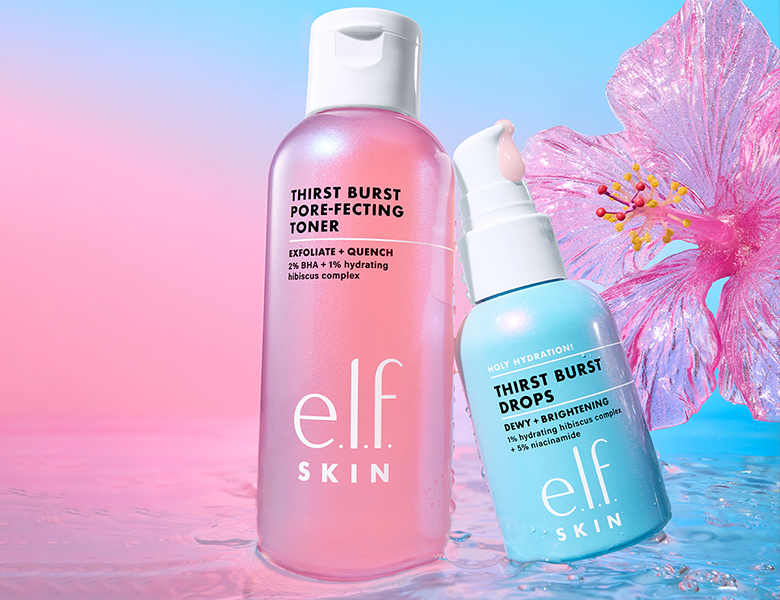 Her ses et billede med hudplejeprodukter fra e.l.f. Skin placeret mod en pink og blå baggrund med vand og blomster. På produkterne står blandt andet “THIRST BURST PORE-FECTING TONER” og “THIRST BURST DROPS”.