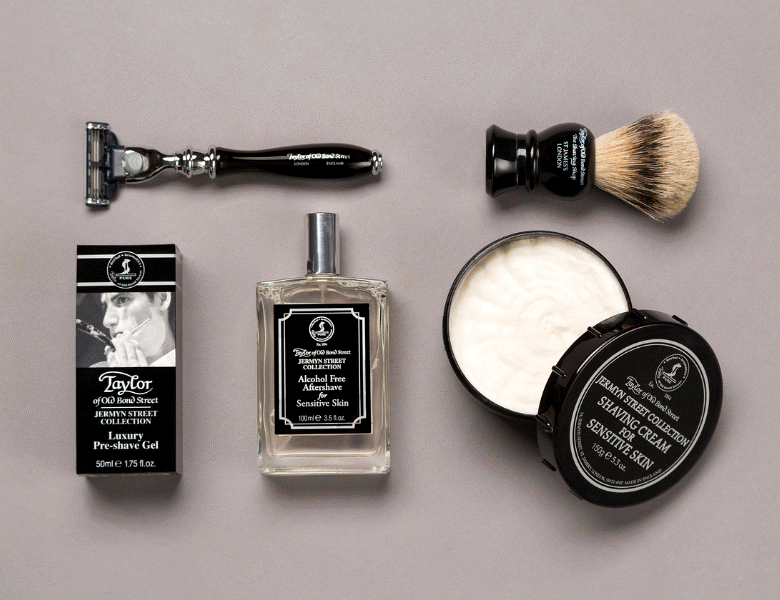 Her ses fem Taylor of Old Bond Street produkter til barbering. De ligger på en grå baggrund.