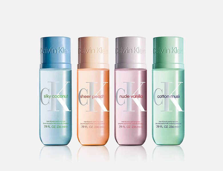 Her ses et billede med fire produkter fra Calvin Klein placeret side om side mod en lys baggrund. På produkterne står “Calvin Klein” samt varianterne “silky coconut”, “sheer peach”, “nude vanilla” og “cotton musk”. Produkterne er i blå, orange, rosa og grønne nuancer med ensartet emballage.