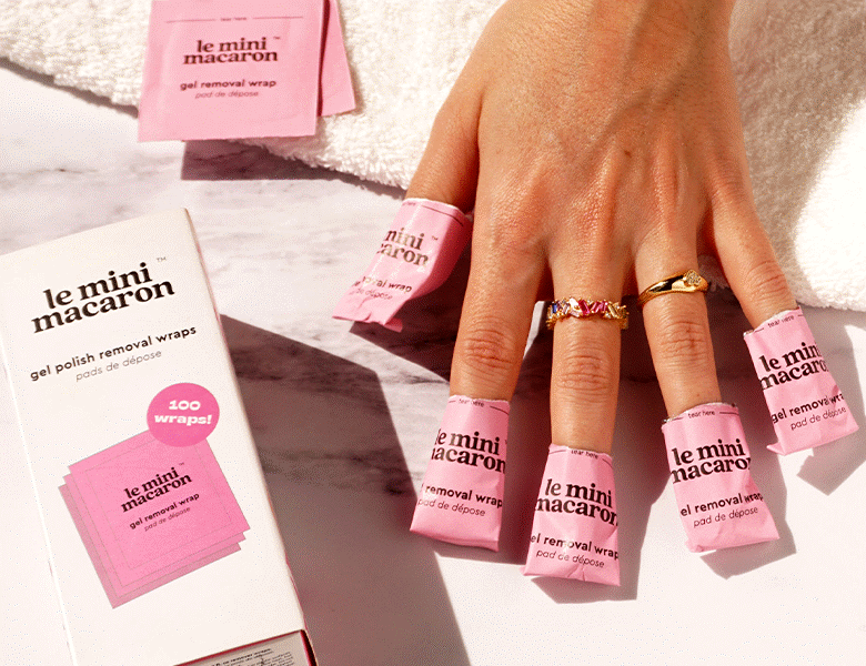 Her ses en hånd med aftagningsposer på neglene. 