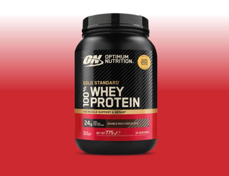 Produktfoto af en sort og rød Optimum Nutrition Gold Standard 100% Whey Protein pulverbøtte med tekst “24 g protein” og “Double Rich Chocolate” på etiketten, placeret midt på en rød gradient baggrund.