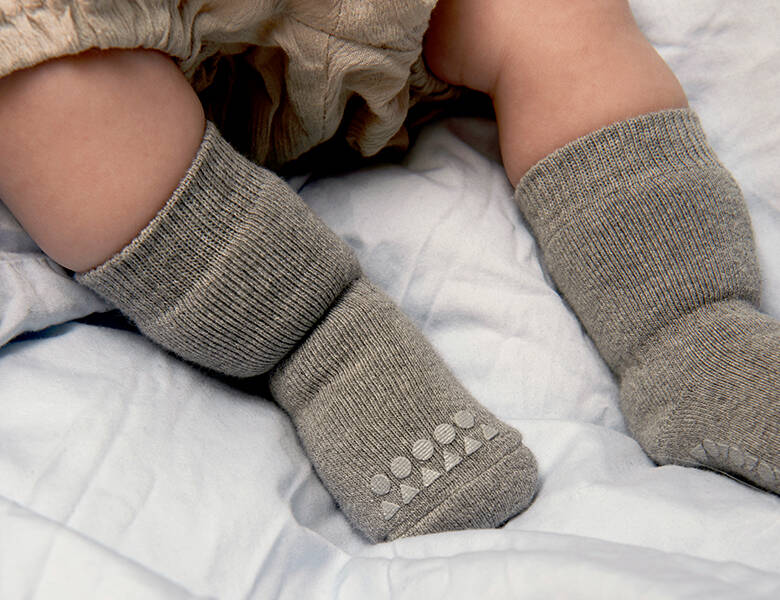 Her ses et billede af et par grå bomuldsstrømper.