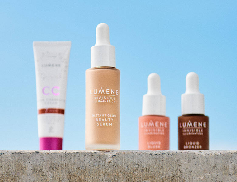 Her ses fire Lumene makeupprodukter på en grå sten med en lyseblå skyfri himmel som baggrund.