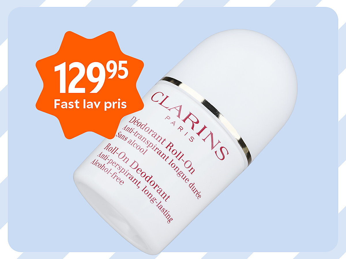 Her ses et billede af en Clarins Roll-On Deodorant mod en lyseblå baggrund. Øverst til venstre ses et orange mærke med teksten “129,95 Fast lav pris”. Deodoranten er vist i et nærbillede med teksten “Clarins Paris” og “Roll-On Deodorant” synlig på emballagen.