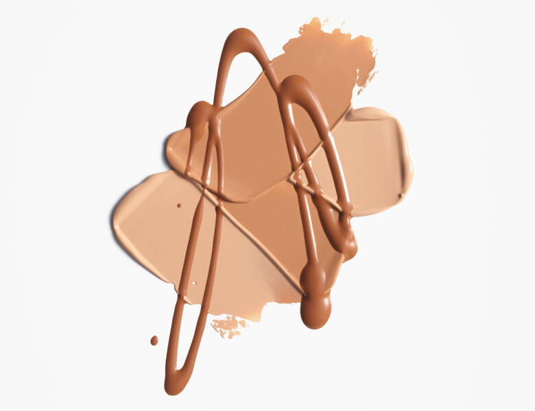 Her ses nogle foundations i forskellige farver som er smurt ud på en hvid baggrund. 