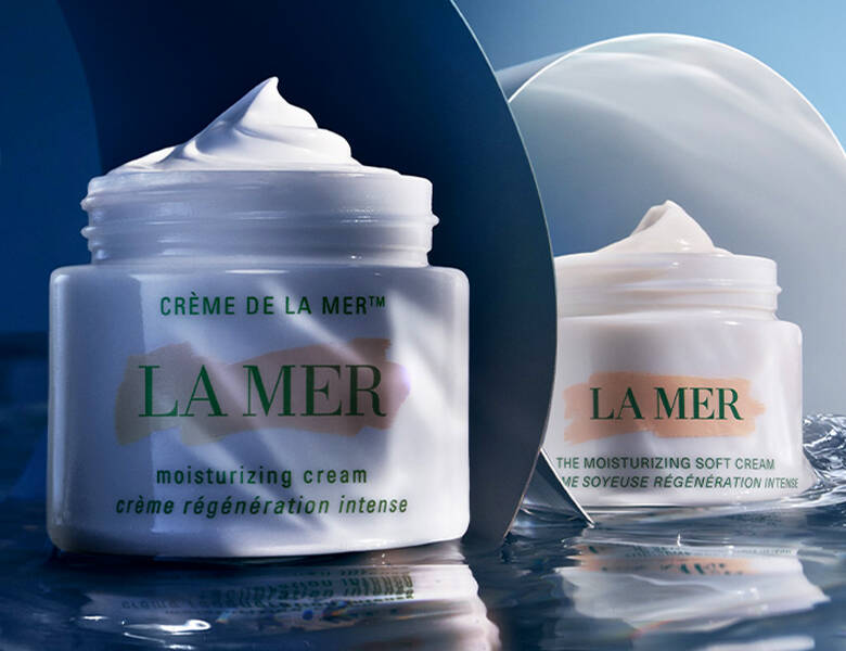 Her ses to lyse cremer på en mørk baggrund. 