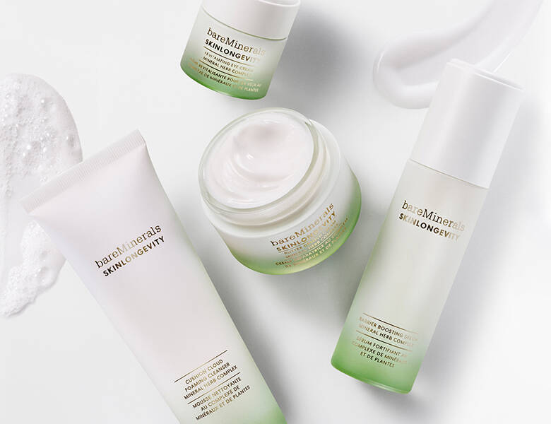 Her ses fire bareMinerals hudplejeprodukter på en hvid baggrund. 