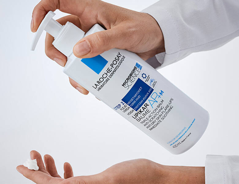 Her ses et par hænder, som er ved at sprøjte et La Roche-Posay produkt i den ene hånd. 