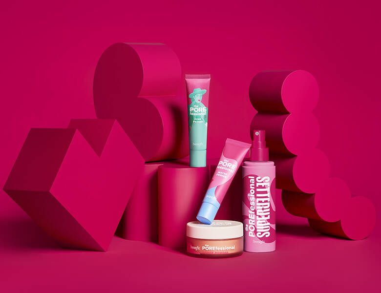 Her ses en rød baggrund med røde figurer, som fire pore-produkter står op af.