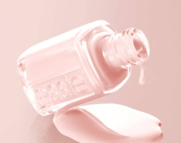 Her ses en lyserød baggrund med en åben, lyserød essie neglelak.